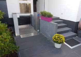 Hauseingang mit Treppenlift