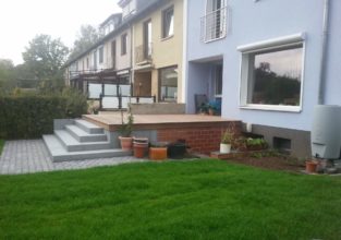 Holzterrasse in Kombination mit Blockstufen