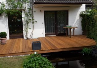 Holzterrasse mit Teich