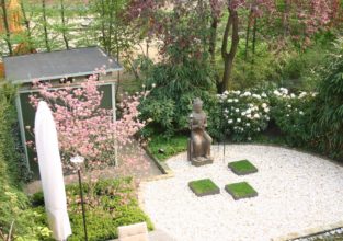 Kiesfläche mit Rasencarrees