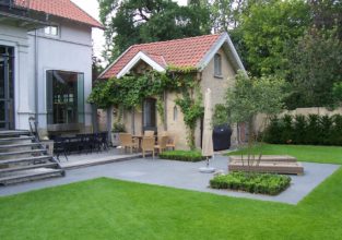 Pflanzkarrees lockern Steinflaechen auf