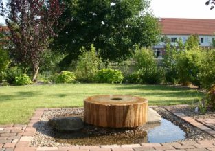 Wasserspiel mit Mühlstein