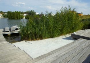 der eigene Bootsanleger mit Sandstrand